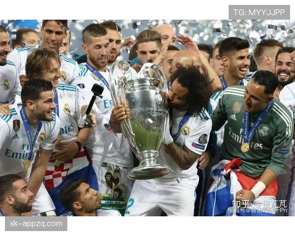 本泽马在皇马战术体系中的角色演变：从支点到核心